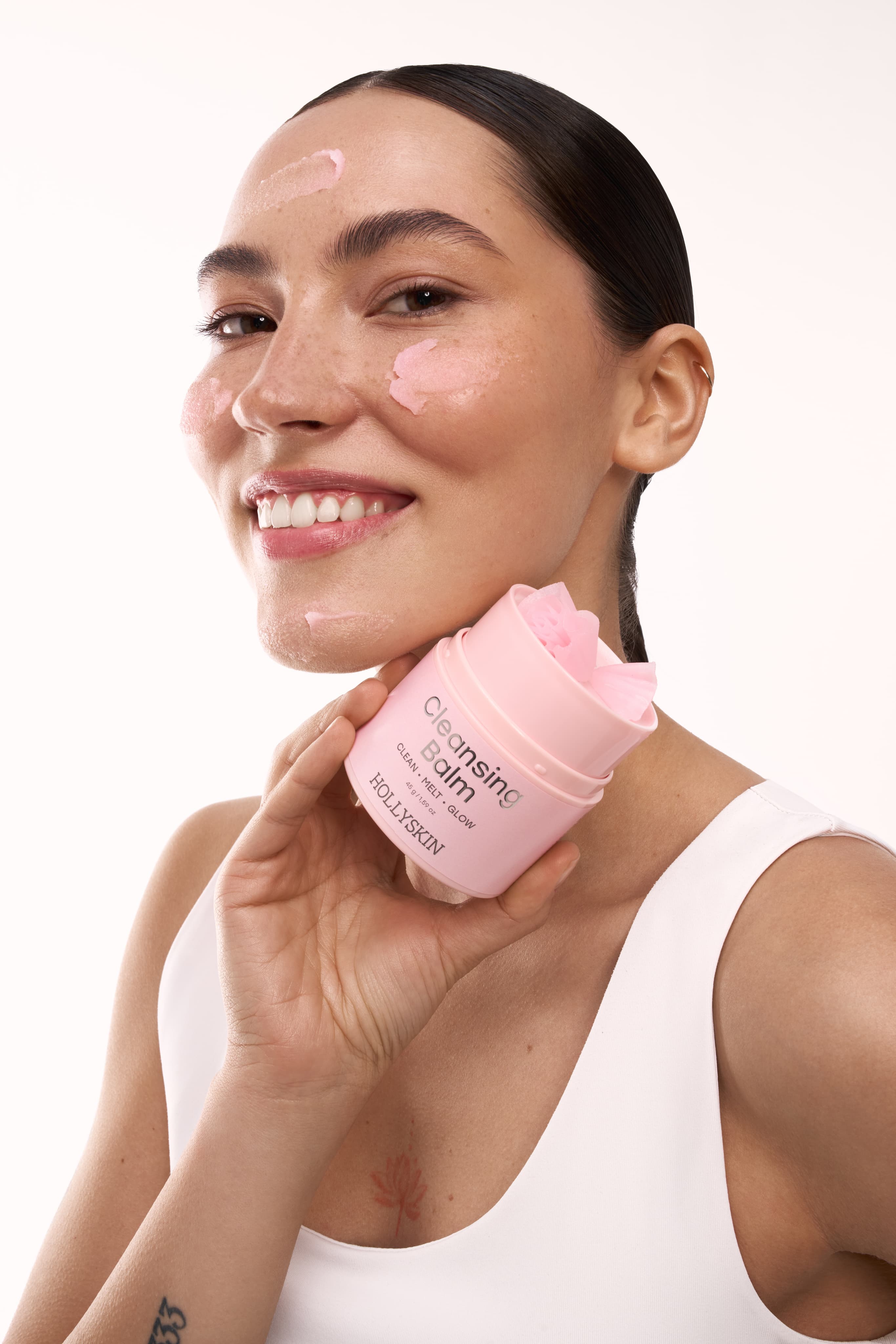 Beauty trendsetter на ринку української косметики.
Косметичні розробки технологів HOLLYSKIN – завжди на два кроки попереду ринку. Робота з провідними світовими постачальниками активів, експертні формули, доведені до ідеалу, тестування в європейських і українських лабораторіях – ось лише кілька складових гучного успіху бренду. Інноваційність, дієвість і безпечність для домашнього догляду – наші «базові налаштування» у кожному засобі.